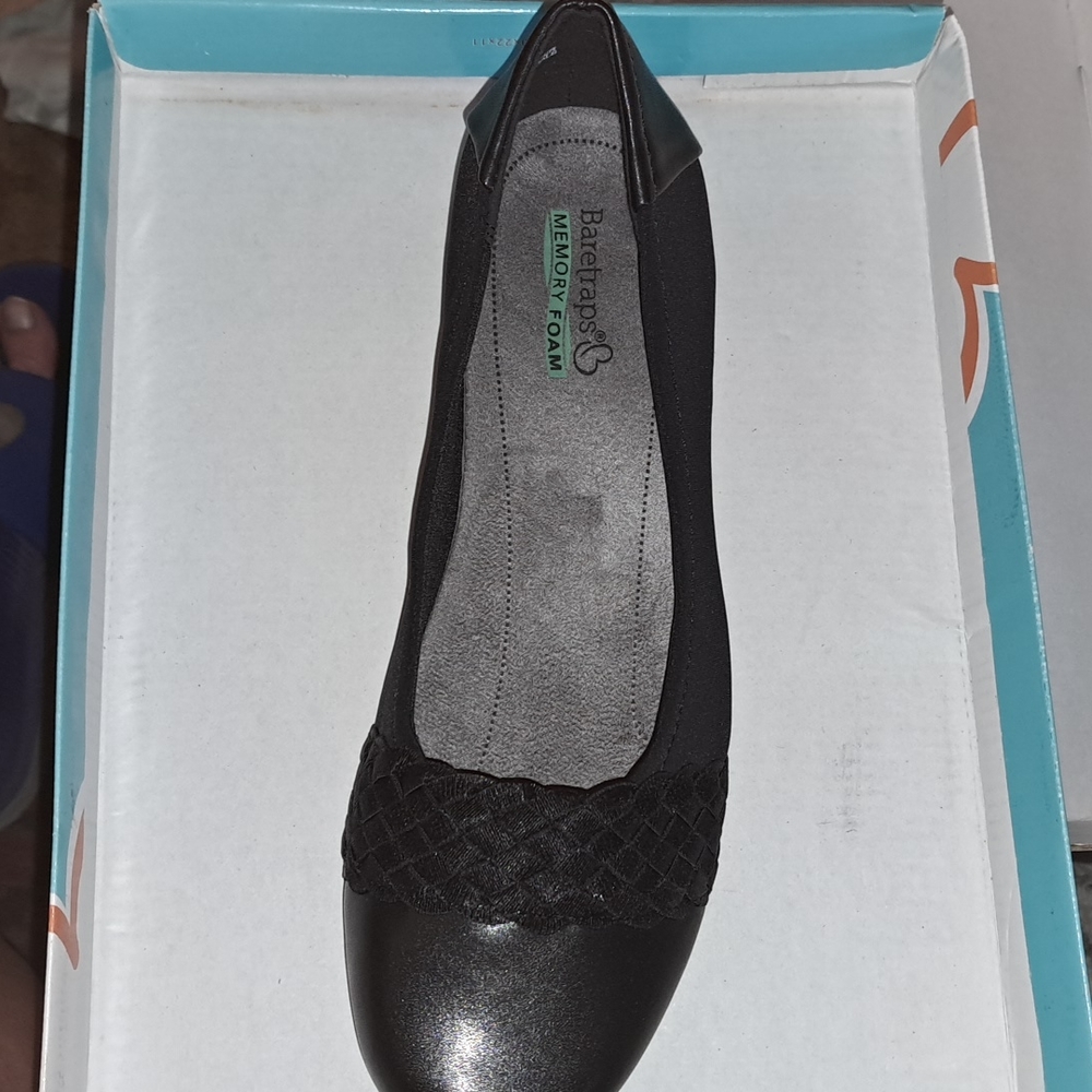 BareTraps Madie Black Slip-On Memory Foam Flats in Size 8